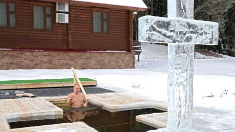 Vladimir Poutine a pris part au bain glacé de l’Épiphanie, fidèle à une tradition annuelle
