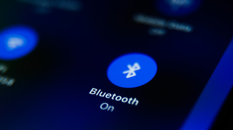 Groenland : le Danemark bannit les écouteurs Bluetooth dans ses services publics, par crainte de l’espionnage américain
