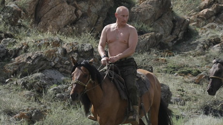 Photo à cheval façon Poutine : un commissaire sous enquête après avoir demandé à une policière d’organiser une séance photo