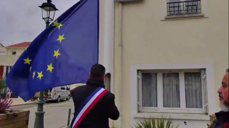 France : un maire des Yvelines retire le drapeau de l’UE en soutien aux agriculteurs