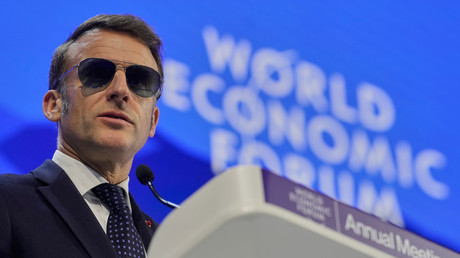 «Que s’est-il passé, bon sang ?» : Trump raille Macron et ses lunettes de soleil à Davos