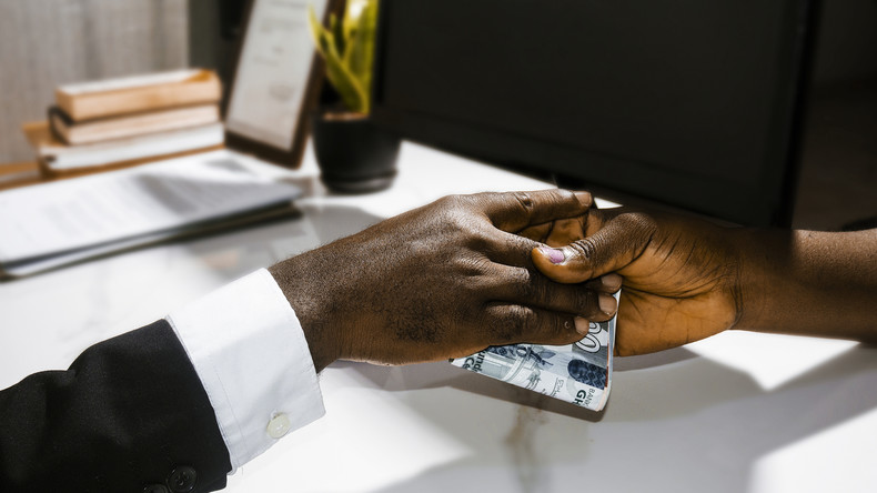 Burkina Faso : sept agents de l’État font l’objet de sanctions disciplinaires pour corruption