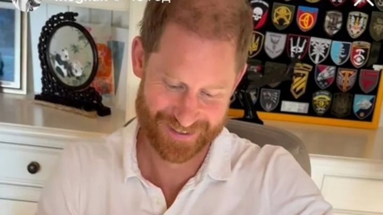 Des insignes militaires ukrainiens à symbolique néonazie visibles dans le bureau du prince Harry