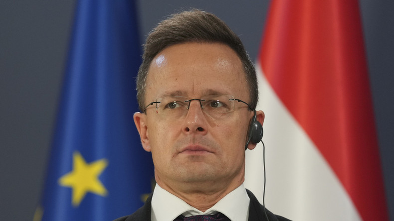 Szijjártó sur la volonté de la Hongrie de rester à l’écart du conflit ukrainien : «Tant qu’Ursula von der Leyen dirige, nous devons dire non à Bruxelles et Kiev chaque jour»