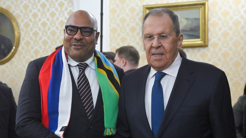 Célébration «big bang» et écharpe russo-tanzanienne : Lavrov reçoit son homologue tanzanien Mahmoud Kombo