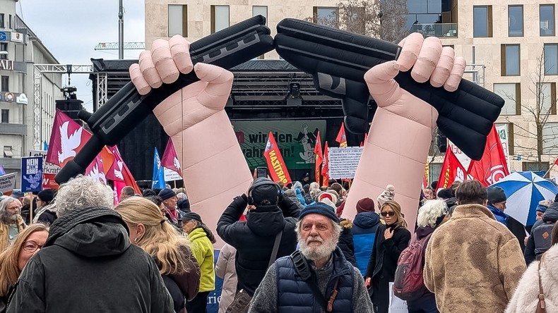 Munich : manifestation pro-paix en marge de la Conférence sur la sécurité