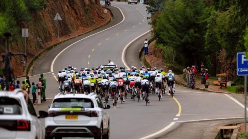 Tour du Rwanda : la sortie de route d’une voiture publicitaire tue deux spectateurs et en blesse six autres
