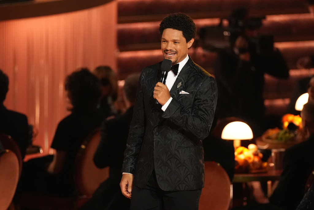Grammy Awards : Donald Trump s’en prend à Trevor Noah après une allusion à l’affaire Epstein