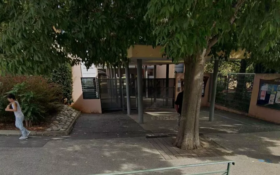 France : un élève de 14 ans attaque sa professeure au couteau en pleine classe