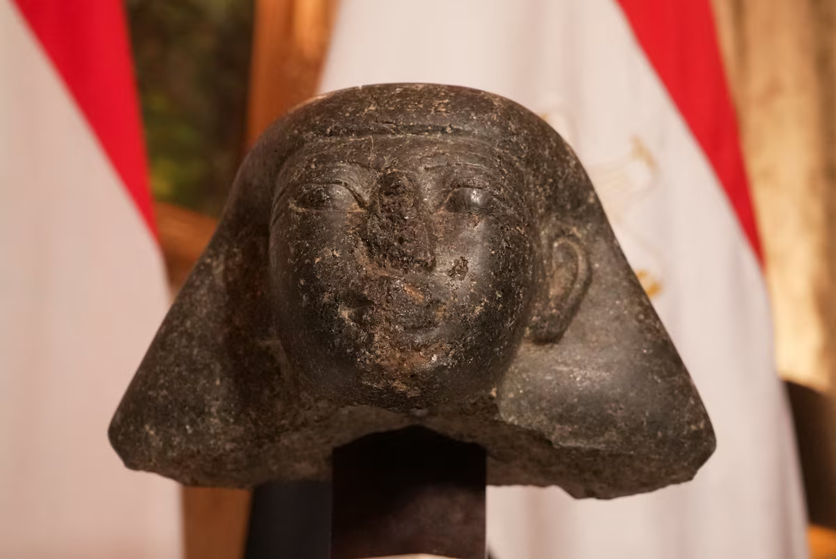Les Pays-Bas restituent à l’Égypte une sculpture volée pendant la révolution de 2011, datant de 3 500 ans sous le pharaon Thoutmôsis III