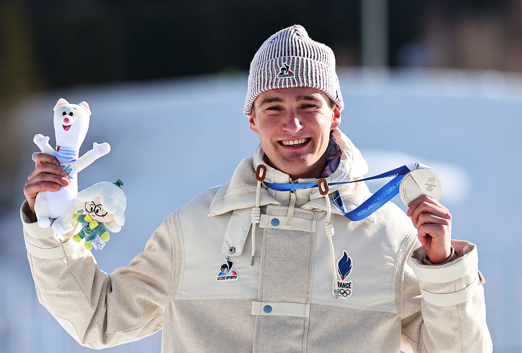 Mathis Desloges, skieur français médaillé d'argent, s'est excusé pour avoir coupé un virage, le qualifiant d'involontaire