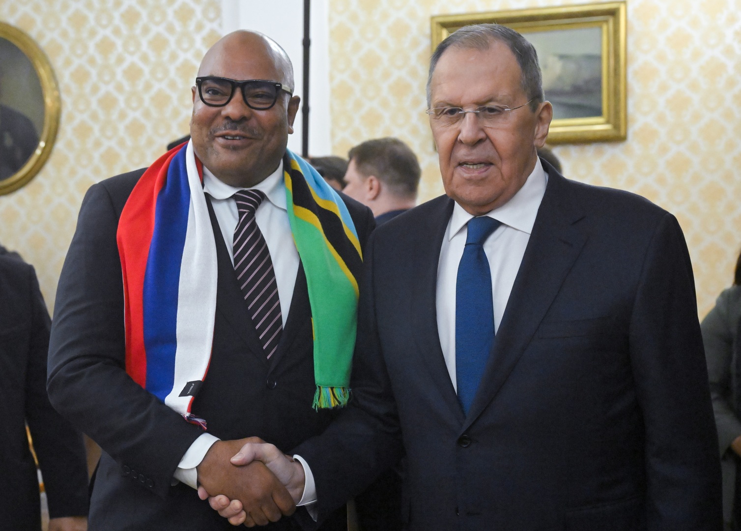 Célébration «big bang» et écharpe russo-tanzanienne : Lavrov reçoit son homologue tanzanien Mahmoud Kombo