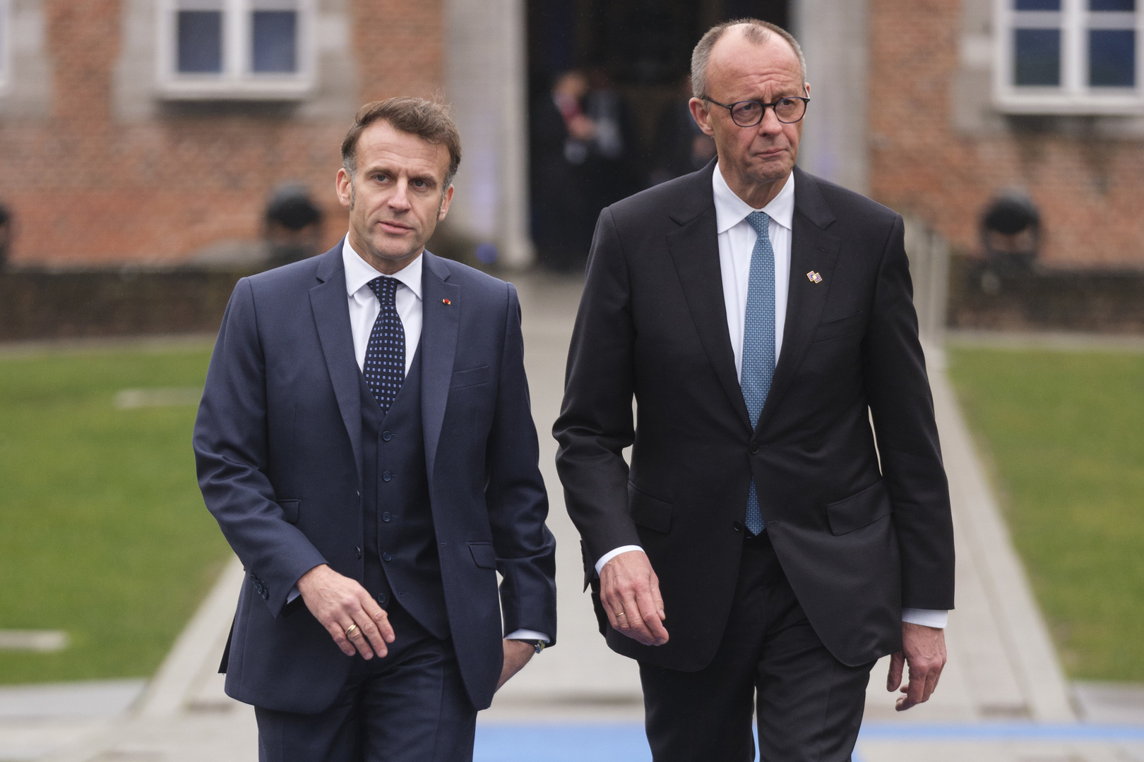 Macron–Merz : le différend sur les avoirs russes gelés menacerait l’unité européenne, selon un quotidien italien