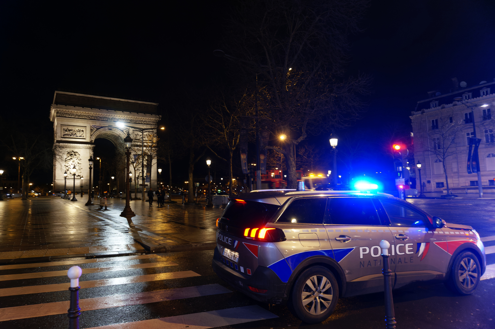 Attaque à l’Arc de Triomphe : fiché S, condamné en Belgique pour avoir poignardé des policiers, l’assaillant sortait de prison