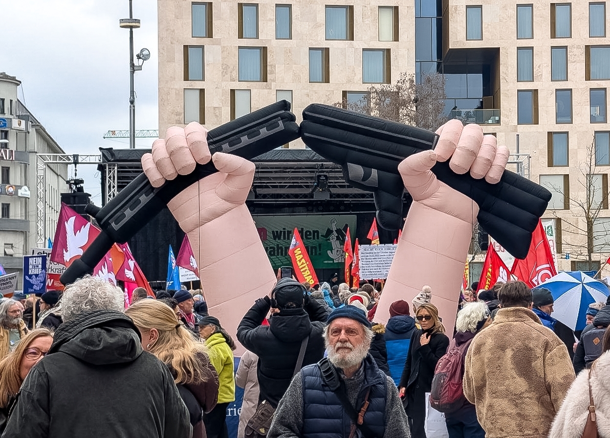 Munich : manifestation pro-paix en marge de la Conférence sur la sécurité
