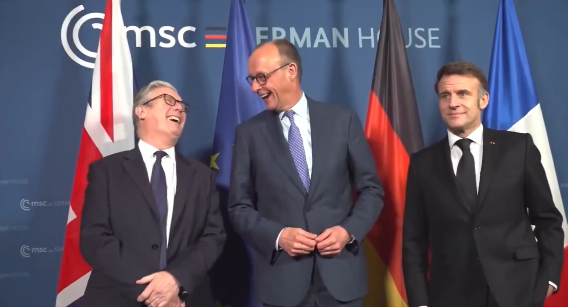 Quand l’axe anglo-germanique oublie Paris : Macron dédaigné lorsqu'il tente de s'immiscer dans un dialogue entre Merz et Starmer (VIDÉO)