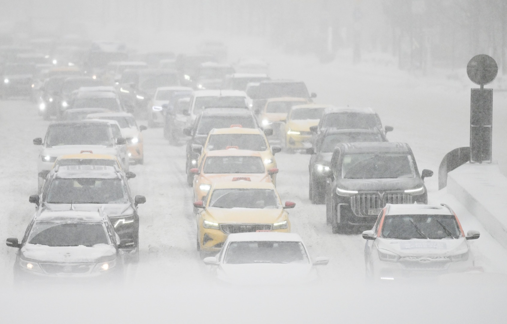 Tempête de neige record à Moscou : 64 % des précipitations mensuelles tombées en une journée, un niveau inédit depuis 56 ans