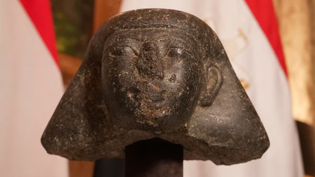 Les Pays-Bas restituent à l’Égypte une sculpture volée pendant la révolution de 2011, datant de 3 500 ans sous le pharaon Thoutmôsis III