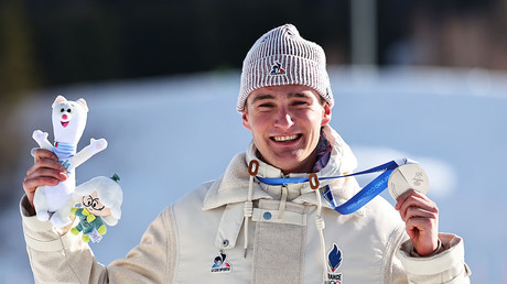 Mathis Desloges, skieur français médaillé d'argent, s'est excusé pour avoir coupé un virage, le qualifiant d'involontaire