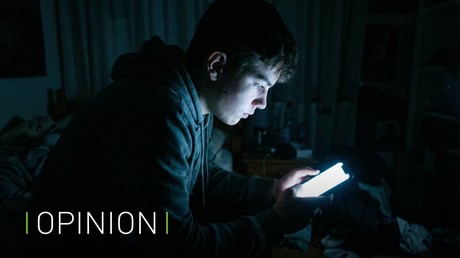 Interdiction des réseaux sociaux aux moins de 15 ans en France : le gouvernement veut-il réellement protéger les enfants ?