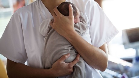 Dénatalité en France : un rapport parlementaire propose de «révolutionner» la politique familiale