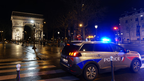 Attaque à l’Arc de Triomphe : fiché S, condamné en Belgique pour avoir poignardé des policiers, l’assaillant sortait de prison