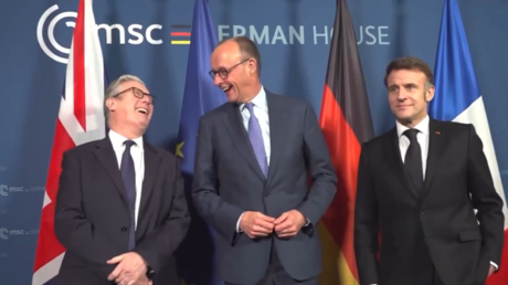 Quand l’axe anglo-germanique oublie Paris : Macron dédaigné lorsqu'il tente de s'immiscer dans un dialogue entre Merz et Starmer (VIDÉO)