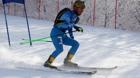 Nikita Filippov remporte l’argent en ski alpinisme aux JO de Milan : un exploit terni par un traitement inégal