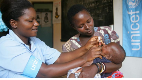 Un agent de santé administre un vaccin contre la polio à un nourrisson dans un hôpital du Malawi.