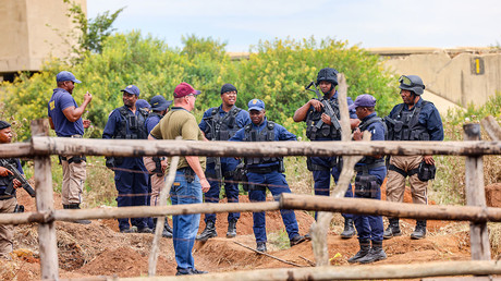 La police sud-africaine sur les lieux d'une exploitation illégale