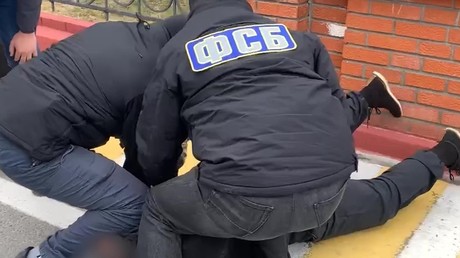 Russie : deux individus arrêtés pour un projet d’attentat contre un militaire de haut rang