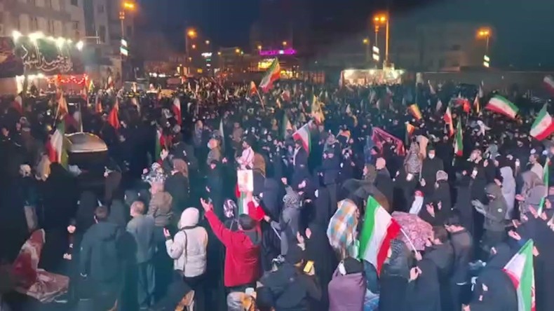 Iran : liesse populaire à Téhéran après l’annonce de la nomination du nouveau Guide suprême Mojtaba Khamenei