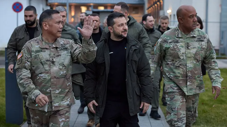 Scandale au Pentagone : un général américain ivre en Ukraine et des documents confidentiels oubliés dans un train