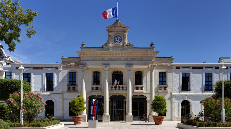 «Si je pouvais vous coincer derrière les poubelles» : après des insultes et menaces, le maire d’Arcachon s’excuse et dénonce un «coup monté»