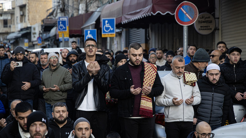 Accès interdit à Al-Aqsa : des fidèles palestiniens contraints de prier dans la rue
