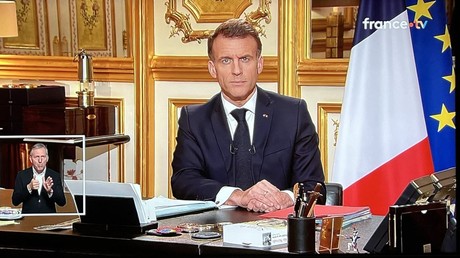 Le président français de nouveau au centre des moqueries : «Macron a sorti son petit soldat de plomb pour se prendre pour un grand chef de guerre»