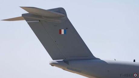 Retard et lenteur administrative : le premier vol de secours français en provenance du Moyen-Orient suscite l’indignation