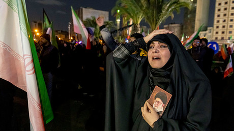 Des milliers d’Iraniens pleurent chaque soir la mort de l’ayatollah Ali Khamenei sur les places de Téhéran