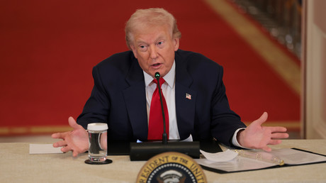 Entre optimisme et menaces : Trump souffle le chaud et le froid sur la guerre contre l’Iran