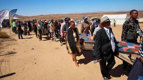 Afrique du Sud : 63 Khoisan réinhumés après la restitution de leurs restes par l’Europe