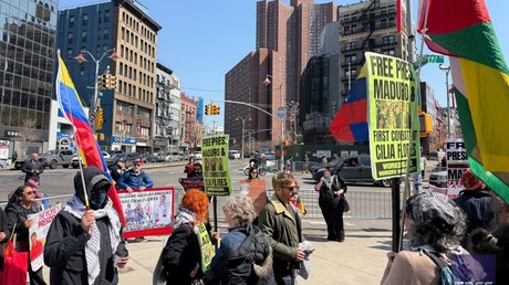 Des centaines de personnes se sont rassemblées devant le tribunal fédéral de New York pour soutenir Nicolás Maduro