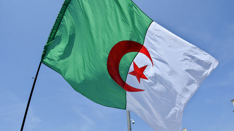 Alger hausse le ton après la prolongation de la détention d’un agent consulaire en France