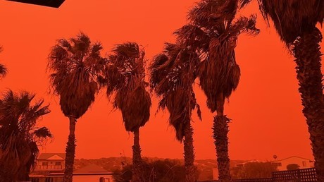 «Fin du monde» à l'australienne : le ciel teinté d'écarlate avec le passage du cyclone Narrell (VIDÉO)