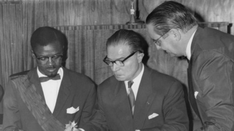 Gaston Eyskens, Premier ministre belge (au centre), signe l'acte d'indépendance du Congo à Léopoldville le 30 juin 1960, sous le regard de Patrice Lumumba, premier Premier ministre du Congo.