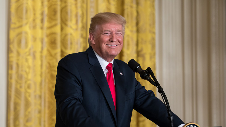 Trump se moque du couple Macron : Emmanuel «ne s’est toujours pas remis de la droite qu’il s'est prise en pleine mâchoire»