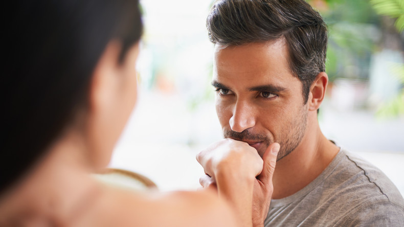 Le baisemain sans consentement est une agression sexuelle, estime la justice espagnole