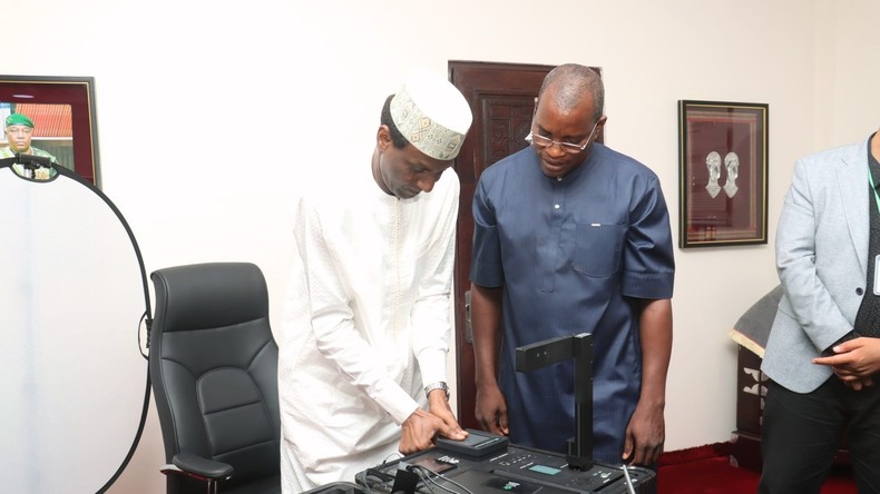 Le Premier ministre nigérien se fait enrôler pour la carte nationale d’identité biométrique AES