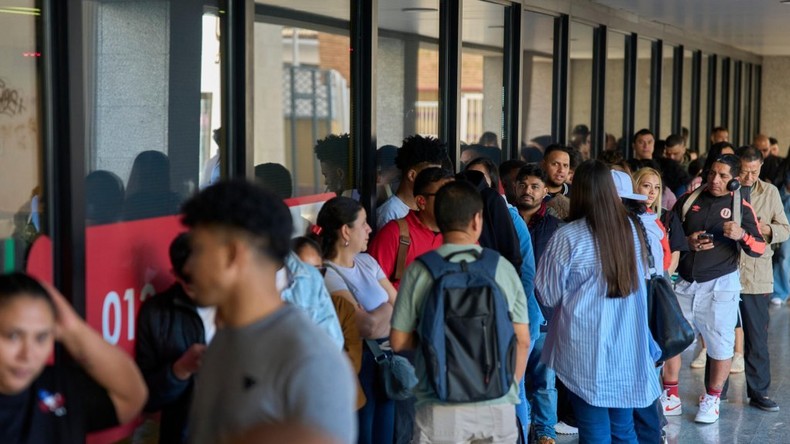 Espagne : vaste plan de régularisation des sans-papiers, les droites françaises dénoncent une «trahison européenne»