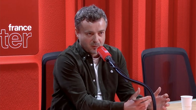 Pédocriminalité en France : un journaliste révèle avoir été violé durant son enfance, un ex-député socialiste pointé du doigt