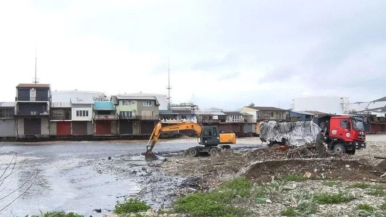 Russie : 1 000 m³ d’hydrocarbures retirés d’une rivière et du littoral après des frappes de drones ukrainiens contre le terminal maritime de Touapsé